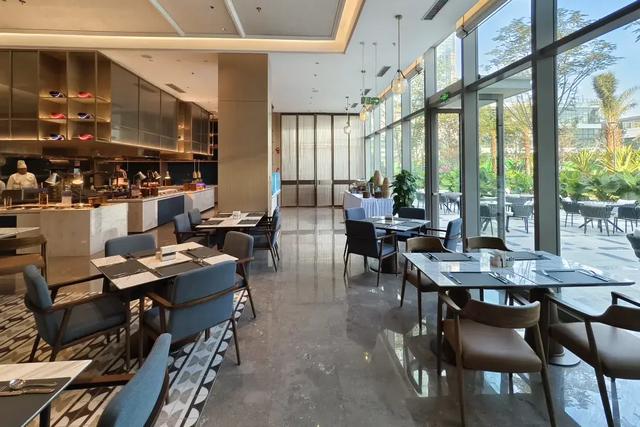 厦门这家新开业的万怡，泳池堪比W！就在五缘湾对面，海景绝了