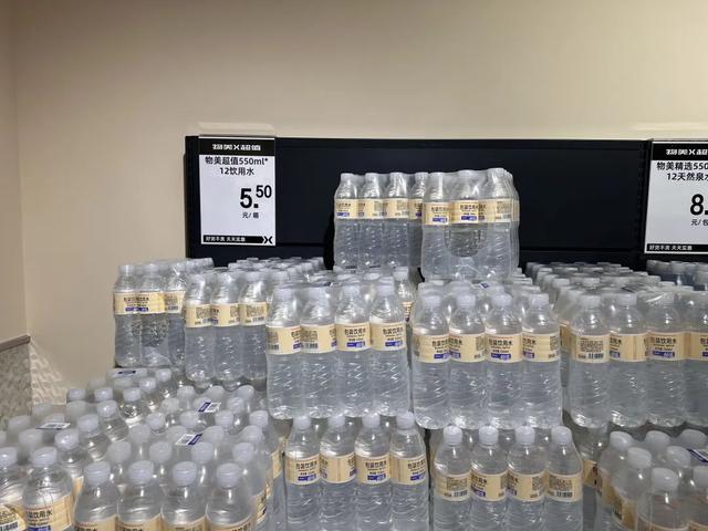 当5块钱12瓶的矿泉水开始出现：中国进入了硬折扣时代
