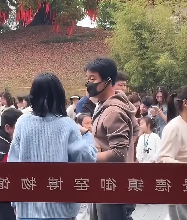 演员梅婷现身景德镇 御窑博物馆院长翁彦俊陪同讲解