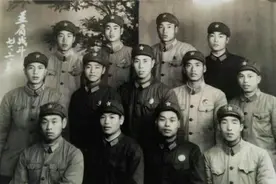 连队干部通常都是连长和指导员、副连长和副指导员各住在一个房间图片