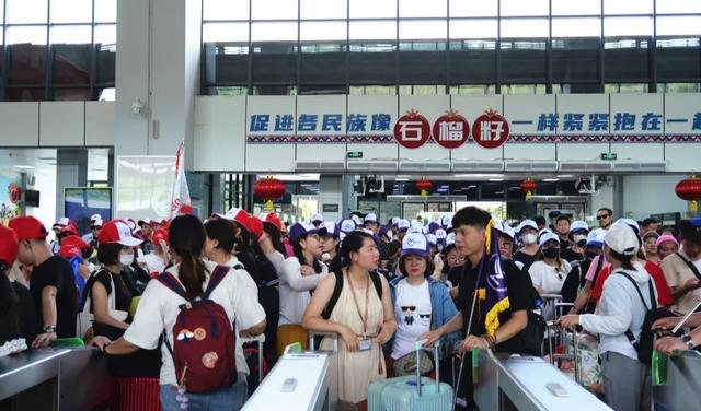 从河口出发！越南游客乘动车开启云南避暑之旅