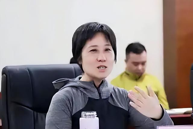 李鹏总理儿媳罕见留影，五官端正长相大气，爷爷功勋卓著比肩元帅