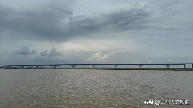 黄河漂流倒计时 2 天：苏云、吴喜林伴三桥前行