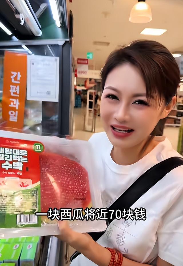 女子换百万游韩国，住一晚24万，一块烂西瓜70，网友：咋不去抢？