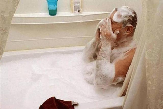 天气冷，多久洗一次澡比较好？为了身体健康，老人洗澡要做好3点