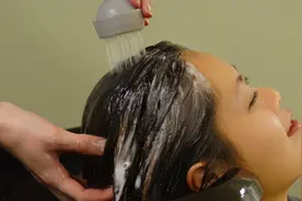 上海一女子用“硫磺皂”洗头，坚持半年后，出现了“4个变化”图片