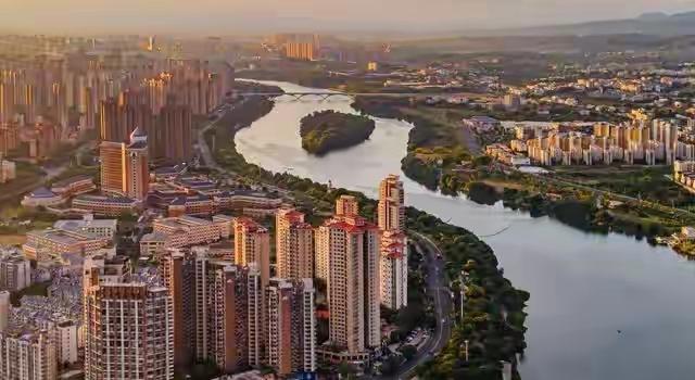 大量美国游客涌入赣州，打着旅游幌子不去旅游不吃美食，为啥来？