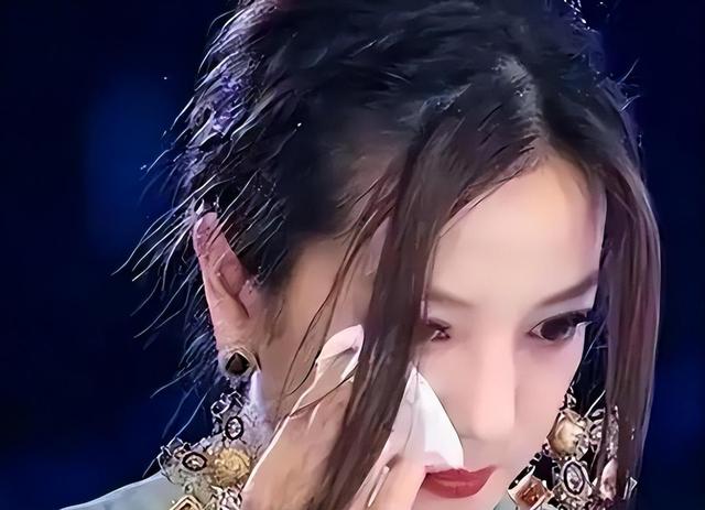 贼心不死！劣迹艺人赵薇走投无路，15岁女儿成她的最后一根稻草