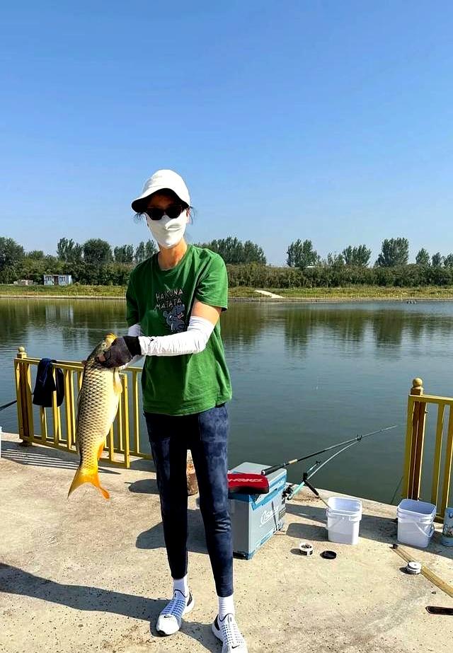 64岁郎平秀恩爱 和74岁老公现身北京 户外钓到几十斤大鱼