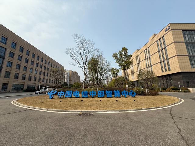 中国电信中部智算中心：PUE下降0.06，一年节省电费49.8万元，减少碳排放565吨