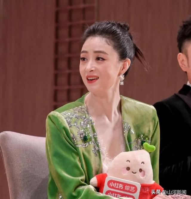 蒋欣现身西安，素颜脸蛋紧致瘦成皮包骨，深夜狂喝油汤炫羊肉串