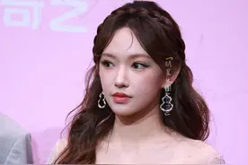 程潇尖叫之夜红毯生图奶潇红毯太炸了，眼睛一整个不知道该往哪里图片