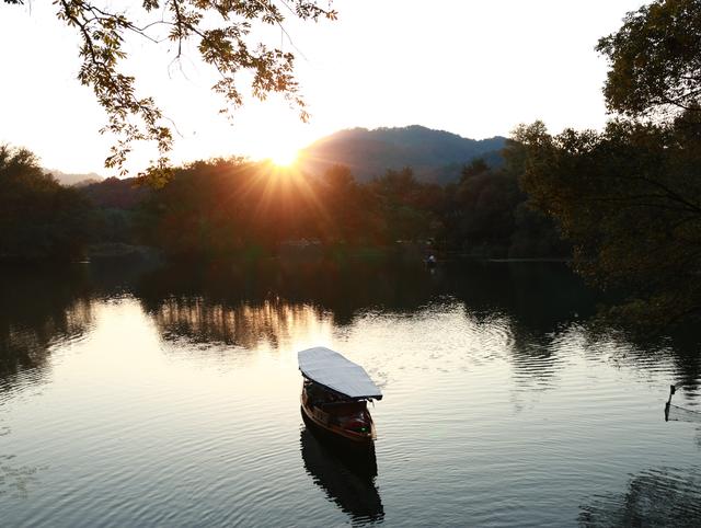 杭州秋日秘境：太子湾与浴鹄湾的红枫水墨画