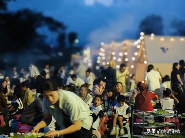 自在嵩明丨嵩阳街道天生潭渔庄：水上烧烤听风吟，两岸烟火共朝夕