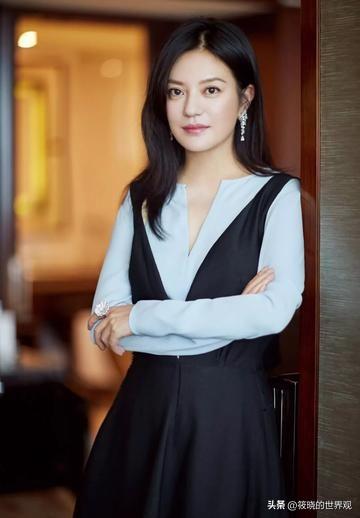 婚姻事业全“泡汤”，沉寂4年后，赵薇罕见露面吃席，面相全变了