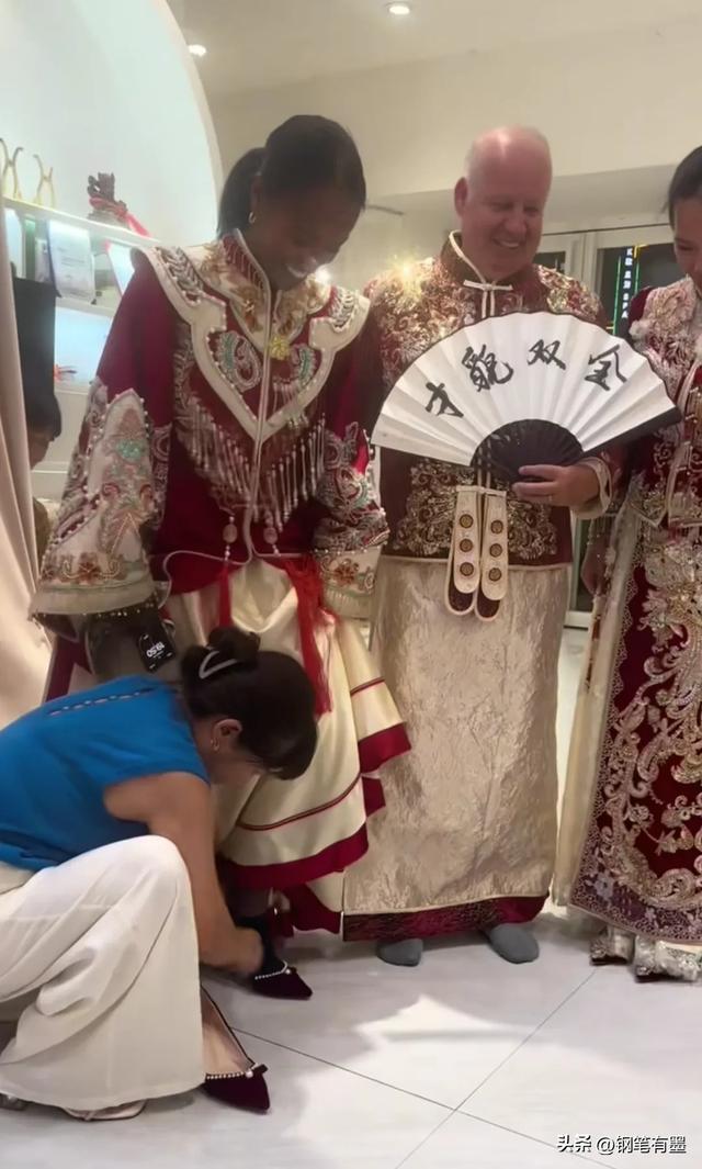 寻亲女孩懂得感恩，回比利时前，看望短暂收养家庭，送外甥滑板车