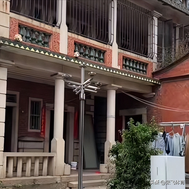 赖昌星妻子曾明娜现状，独居3000平老宅，做饭弄花草活成人生赢家