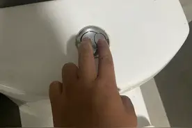 幸亏有人提醒：马桶冲水时，两个按键不能同时按，原来一直用错！图片