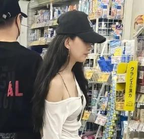 汪峰带女友日本度假，两人逛药妆店，森林北穿着清凉，但大腿粗壮