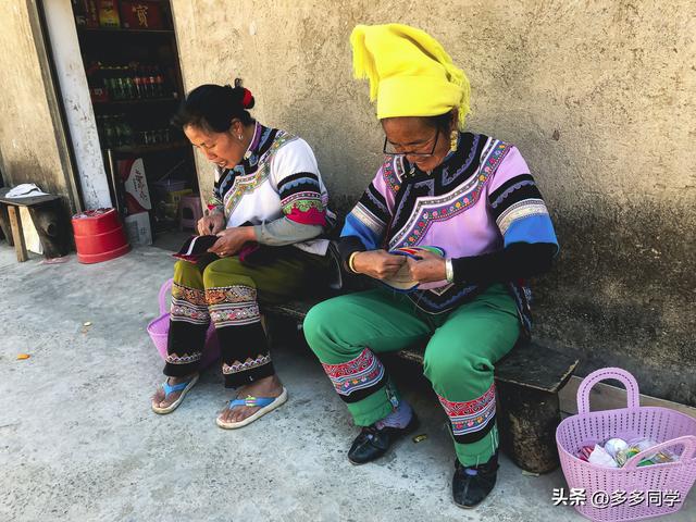 红河龙玛村，哈尼家园，每家屋顶都是观景台，推窗就是撒玛坝梯田