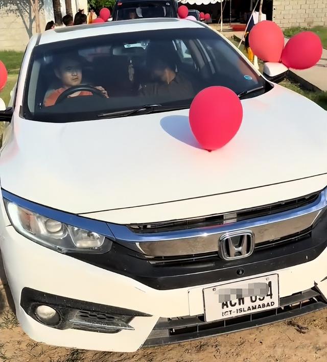 44岁东北潘哥与巴铁媳妇完婚，婚礼成当地天花板，龙七功劳最大
