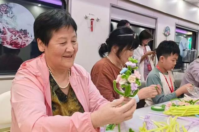 ​乘“潇湘号”赴疆，广铁适老旅游专列成银发经济新载体