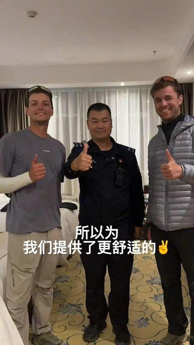 两个年轻人裸辞后徒步一年，只为从法国走到上海！已步行到新疆
