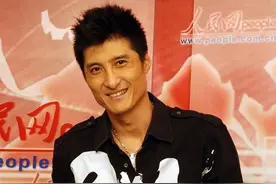 虽是亲兄弟，境遇却大不同！弟弟奢靡住豪宅，哥哥成名后锒铛入狱图片