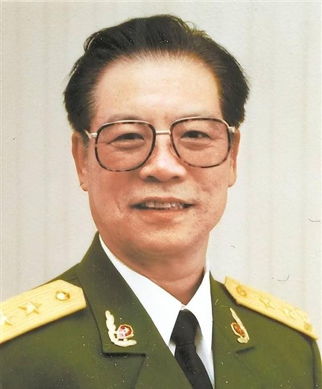 他是武警第四任司令员，63岁升中将，66岁受部下犯罪牵连被免职