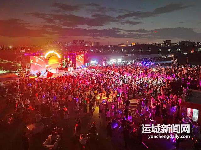 打铁花、烟花瀑布……“盬湖新夜·飞天盛宴”全新升级登场
