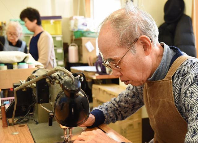 无法与自己和解的一代，回顾日本失落世代的一生，他们经历了什么