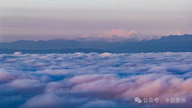 日出 + 云海 + 雪山，今天的崇州主打一个美！