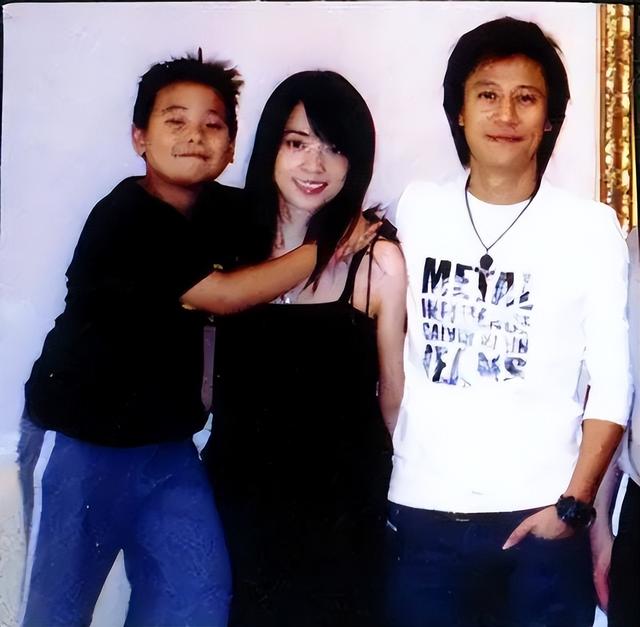 卖豪宅，住养老院，喝12元饮料，14次登上春晚的解晓东还好吗？