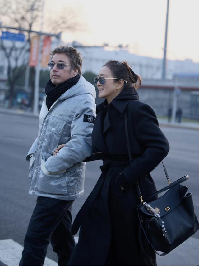 巩俐挽着老公逛北京，59岁拥有紧致小脸，77岁老公更是帅得离谱