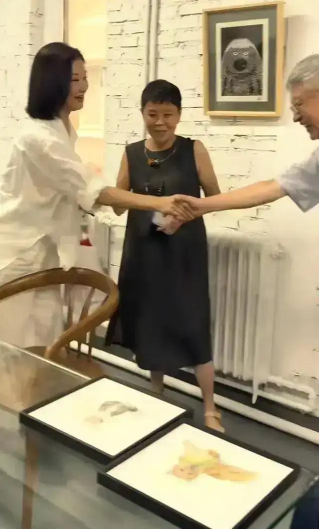 宋祖英私下聚会照流出,穿棉麻衣留短发,印象被完全颠覆呢