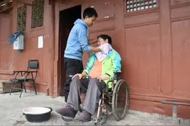 “中国好人”候选人重庆建议人选 | 文阿俊：20载不离不弃照顾瘫痪父亲图片