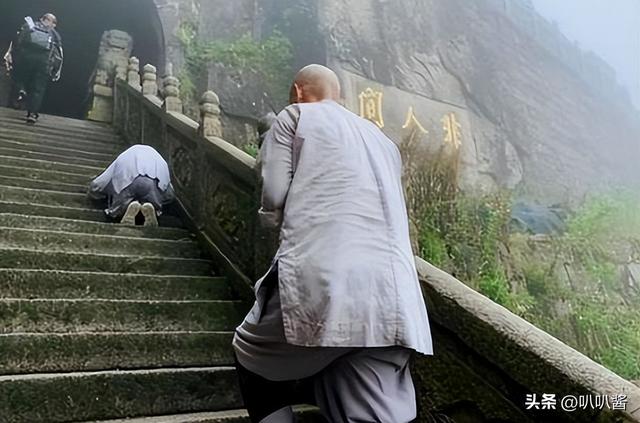 他用八年时间徒步走到拉萨，七步一叩首，7400里，竟磕出“天眼”