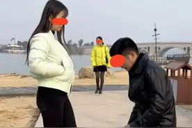 男子跪地表白求爱被女方当场拒绝，路过女生将他扶起：我当你女友图片