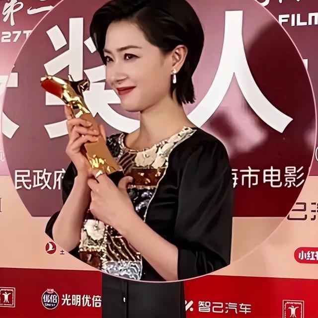 因长的太漂亮，七次拒绝导演“要求”被封杀，43岁终凭实力拿影后