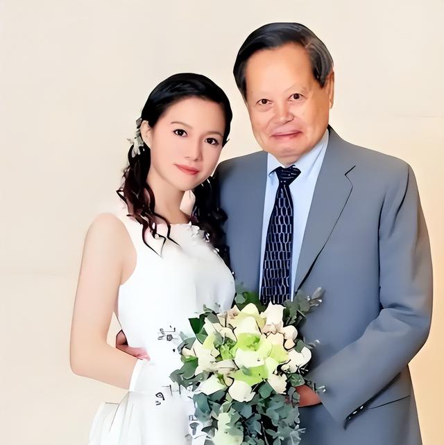 杨振宁刚去世，翁帆终于发声，字字催泪，清华大学吊唁堂细节感人