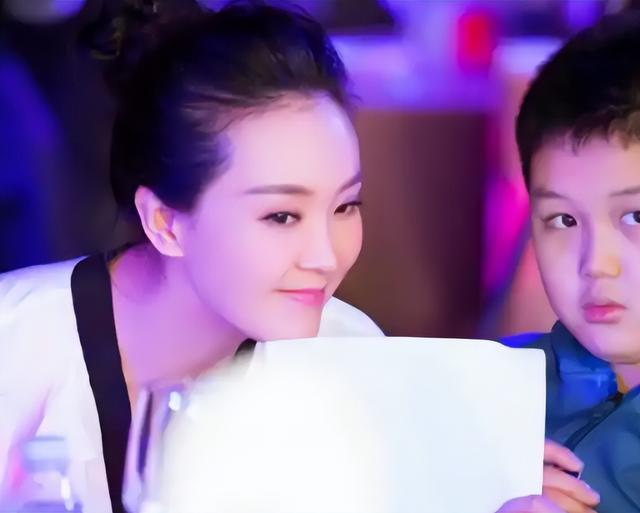 王艳晒19岁儿子近照，球球已经比妈妈高出半个头，长得像妈颜值高