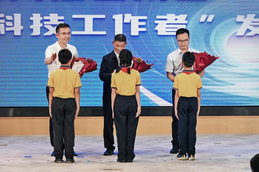 一等伤残军人张仲安:以持久战自学破局,从重型脑外伤后遗症到四川最美科技工作者(图3) 一等伤残军人张仲安:以持久战自学破局,从重型脑外伤后遗症到四川最美科技工作者(图3)