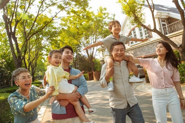 帮美女邻居抓老鼠，我钻进床下，却发现了一地的“玩具”