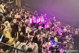 那英澳门演唱会座无虚席，大合唱超震撼，网友：那姐实力依旧图片