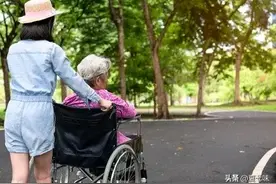 84岁老人患痴呆症10年，在家遍地排泄，儿子崩溃说：想抛弃她！图片