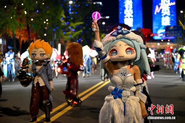 成都街头邂逅“哪吒”“花花” 数字文创升级黄金周文旅新场景