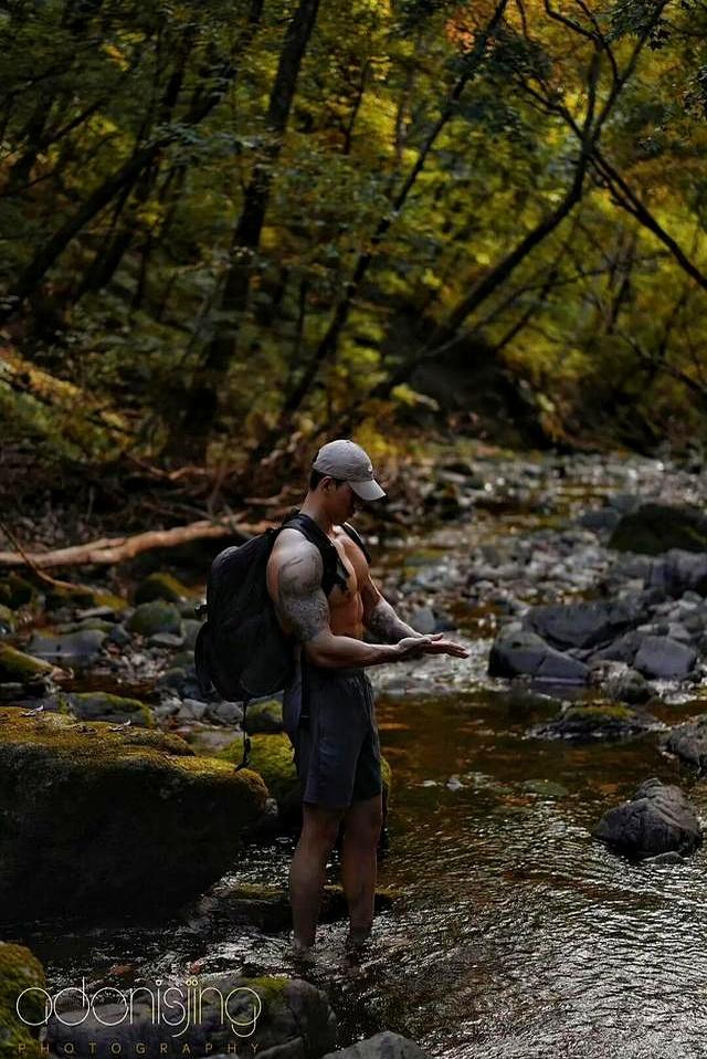 身高187的健身肌肉男网红	，野外写真秀身材颜值，简直绝绝子