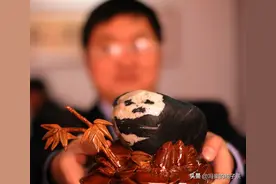 男子捡到熊猫奇石，有人出价百万也不卖，专家鉴定后：值1.5亿图片