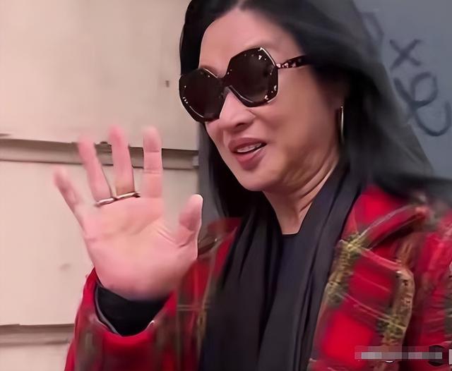 面相变了！逃到国外半年多，58岁金星近照曝光，早年风光已然不再