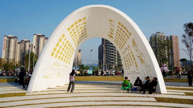 白天能量满满，晚上赛博朋克！射洪这个地方不得了